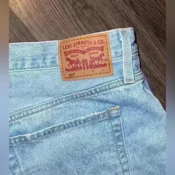 Levi 501 Jean Shorts - Picture 3 of 5